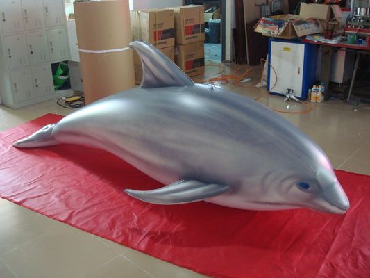 نمایش اسباب بازی استخر شنای دلفین به طول 1.5 متر در نمایشگاه